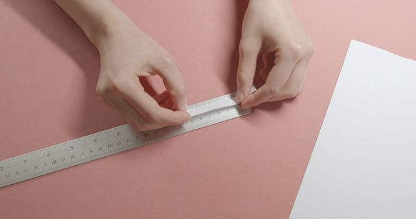 Yüzük boyutuna göre ölçüm yapan kız - Fotoğraf, Görsel