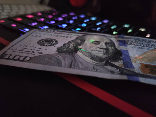 100 Dollars dans l'obscurité, USD 100 - Photo, image