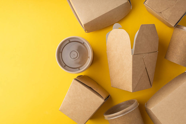 Пластикові коробки для доставки їжі на яскравому фоні
 - Фото, зображення