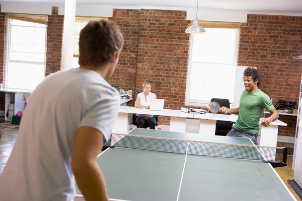 dwóch mężczyzn w przestrzeni biurowej, gry w ping-ponga - Zdjęcie, obraz