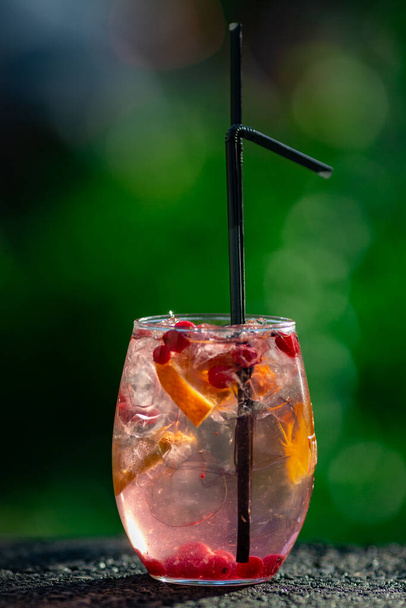 summer cocktail on green background - Foto, imagen