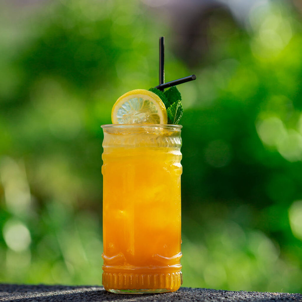 summer cocktail on green background - Фото, зображення