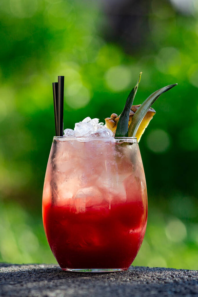 summer cocktail on green background - Foto, Imagen