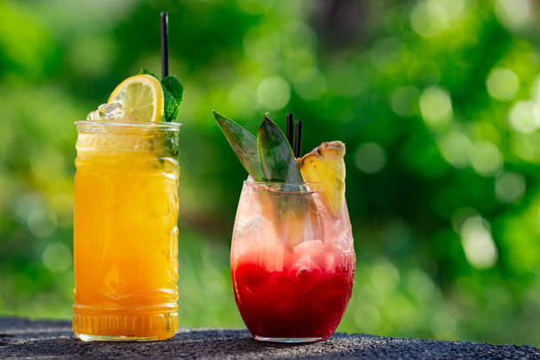 summer cocktails on green background - Foto, afbeelding