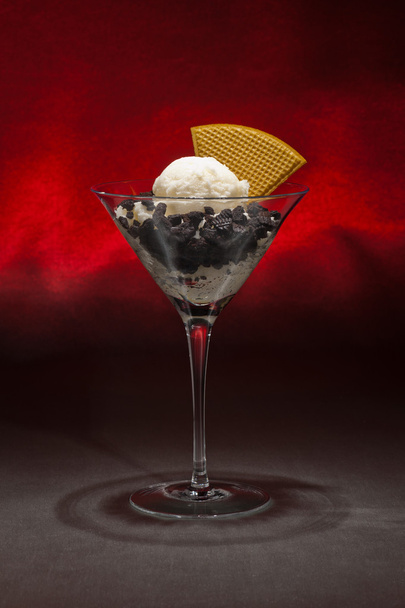 Vaniljajäätelöä martinilasissa
 - Valokuva, kuva