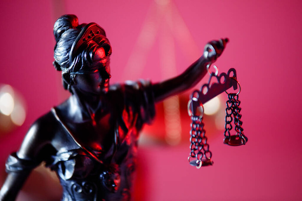 Urteil und Gesetzeskonzept. Figur von Lady Justice auf rotem Hintergrund - Foto, Bild
