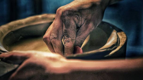 alfarero trabajando con arcilla, arcilla Procesamiento - Foto, imagen