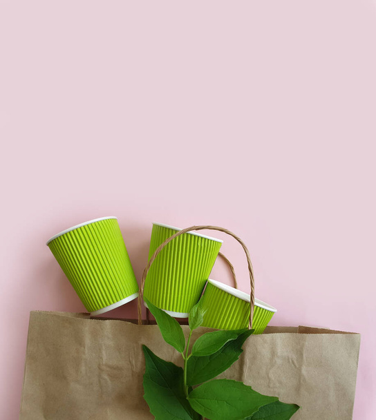 papír csomag, csésze, zöld ág - Fotó, kép