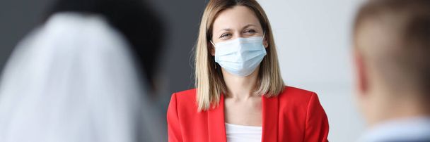 Mujer máscara médica protectora en su cara el registro de matrimonio - Foto, imagen