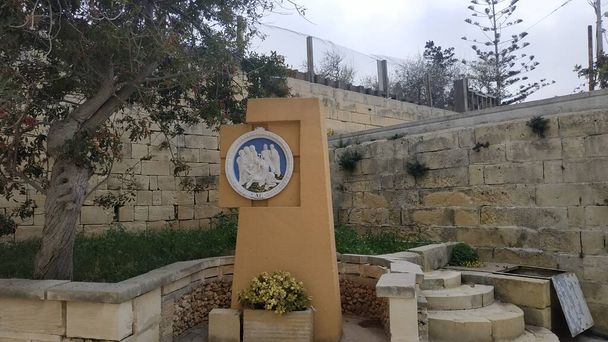 Pomnik chrześcijański w pobliżu kościoła w Malcie w ogrodzie - Zdjęcie, obraz