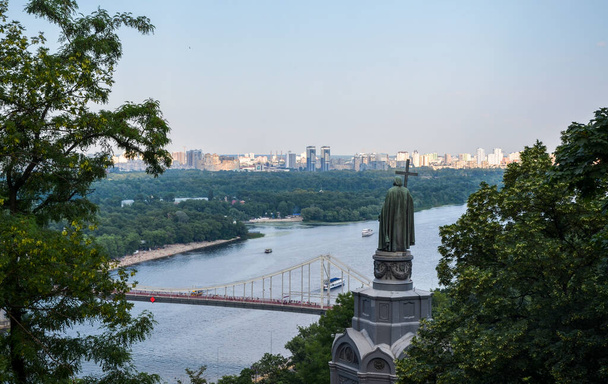 Bella vista da Volodymyrska Hill a Volodymyr Grande Monumento, fiume Dnipro con barche, isola di Trukhaniv, ponte pedonale nella capitale dell'Ucraina, Kiev - Foto, immagini