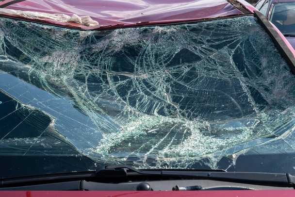auto na een auto-ongeluk op een autokerkhof - Foto, afbeelding
