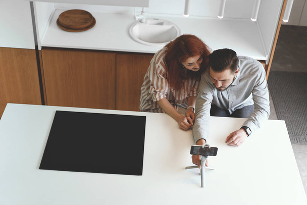 Вид бизнес-пары, записывающей потоковое видео в современном доме - Фото, изображение