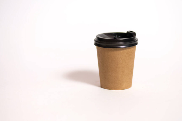 Jednorázový šálek kávy pro kavárnu na bílém pozadí. Koncept stolního nádobí šetrného k životnímu prostředí v restauračním průmyslu. Šálek kávy. Jednorázové plastové a papírové teplé nápoje šablona - Fotografie, Obrázek