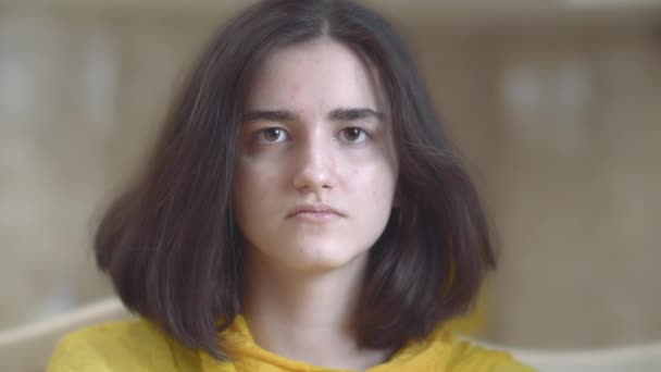 Ernster Blick eines Teenagers, der in die Kamera blickt - Filmmaterial, Video