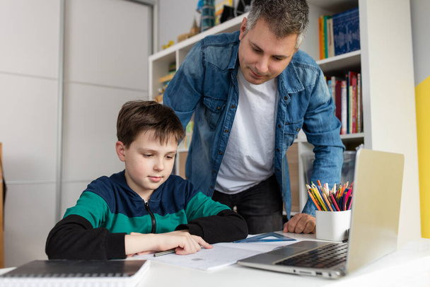Father assisting his son finish homework - Foto, immagini