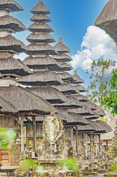 Gündüz vakti tipik bir Bali tapınağı kompleksinin görkemli çatı yapılarının resmi - Fotoğraf, Görsel