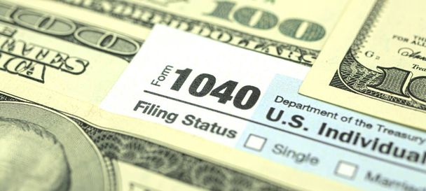 Zeit, Steuern zu zahlen, Dollarscheine und 1040 US Individuelles Formular zur Einkommensteuererklärung, Bannerfoto - Foto, Bild