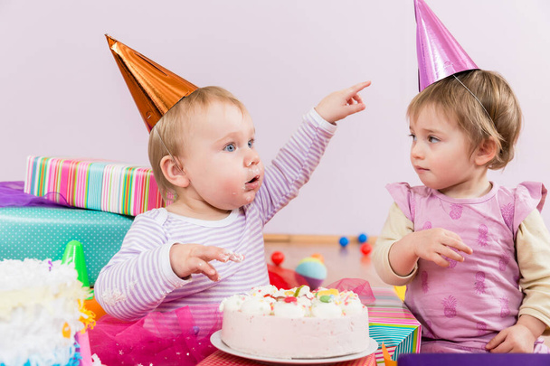 Zwei Kleinkinder mit Geburtstagstorte - Foto, Bild