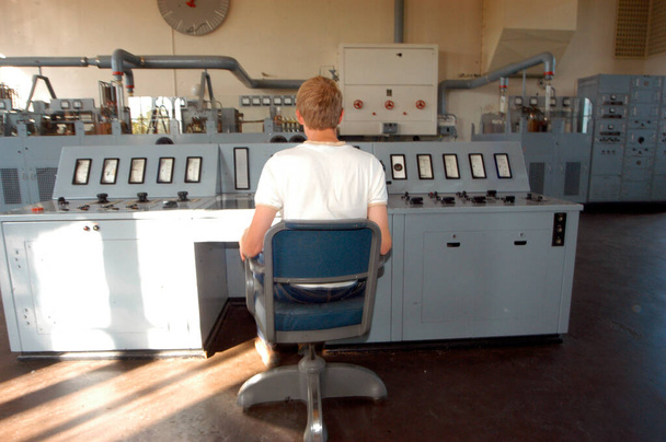 bir analog kontrol odasında, kontrol makineleri ve çalışma süreçlerinde - Fotoğraf, Görsel