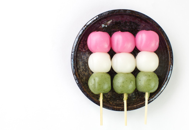 Dango Bolinhos japoneses e doces feitos de farinha de arroz
 - Foto, Imagem