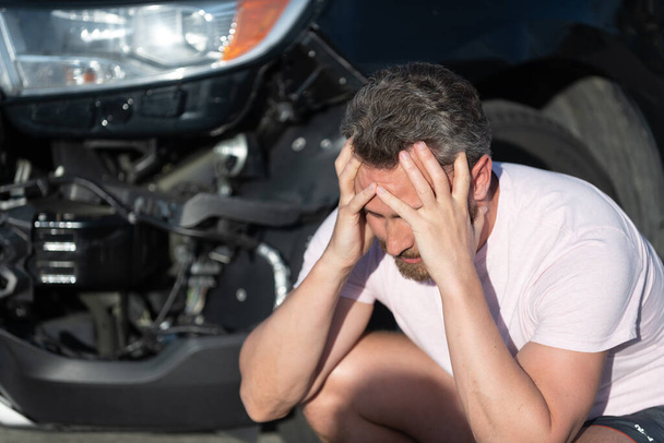 hombre molesto conductor en coche roto después de accidente de coche de colisión de automóviles, accidente de coche - Foto, Imagen