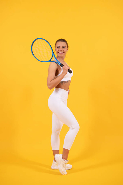 mujer deportista jugador de tenis con cuerpo en forma en ropa deportiva mantenga raqueta de bádminton, deporte. - Foto, imagen