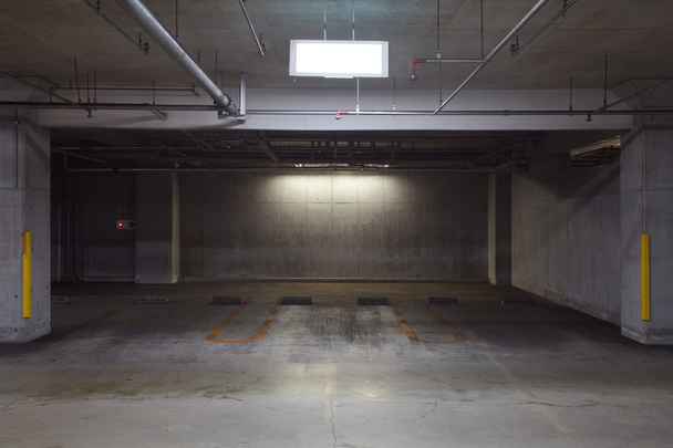 Estacionamento garagem interior subterrâneo
 - Foto, Imagem