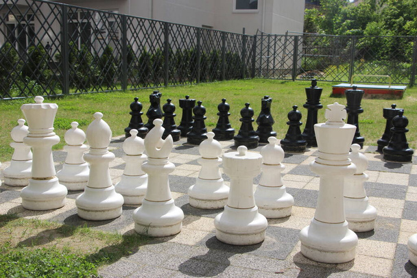 大きなチェスのディスプレイ屋外の景色  - 写真・画像