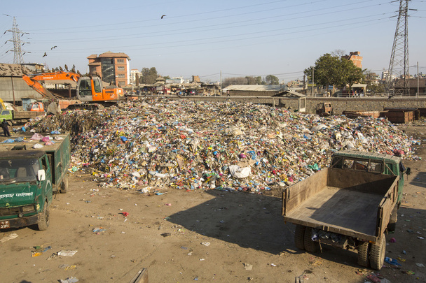 Comida e pilha de lixo doméstico em aterro
 - Foto, Imagem