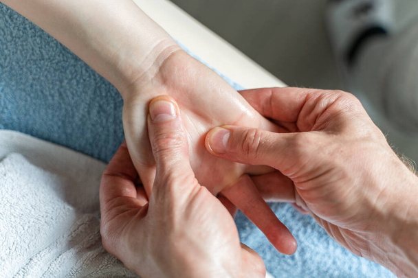 zbliżenie na ręce nieznany kaukaski mężczyzna terapeuta masaż i wyciągając ręce z nieznany kobieta klient kobieta - Zdjęcie, obraz
