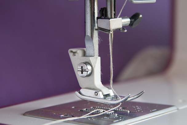 Detalle de la máquina de coser y accesorios de costura - Foto, imagen