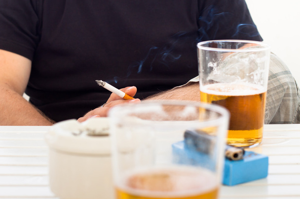 Mann mit Zigarette und Bier - Foto, Bild