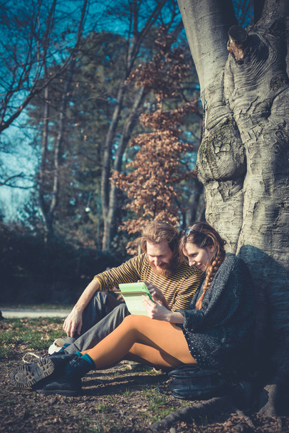 jeune couple élégant moderne utilisant tablette urbaine
 - Photo, image