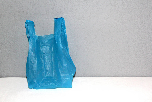 No dia 3 de julho, o Dia Internacional do Saco de Plástico é comemorado, com o objetivo de reduzir os sacos de plástico de uso único e promover seu consumo responsável.. - Foto, Imagem