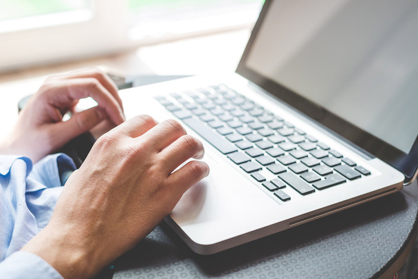 Крупним планом руки багатозадачний чоловік використовує ноутбук
 - Фото, зображення