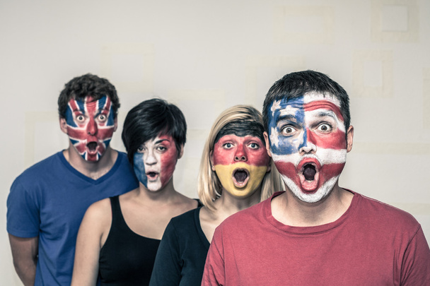 Удивленные люди с флагами на лицах
 - Фото, изображение