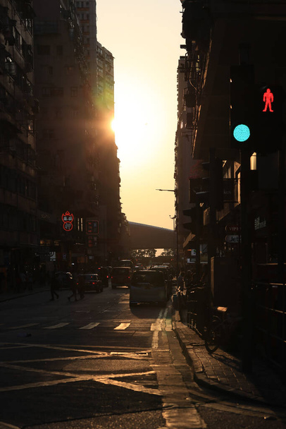 il tramonto in strada attraverso Midtown Shek Tong Tsui, hk 22 aprile 2021  - Foto, immagini