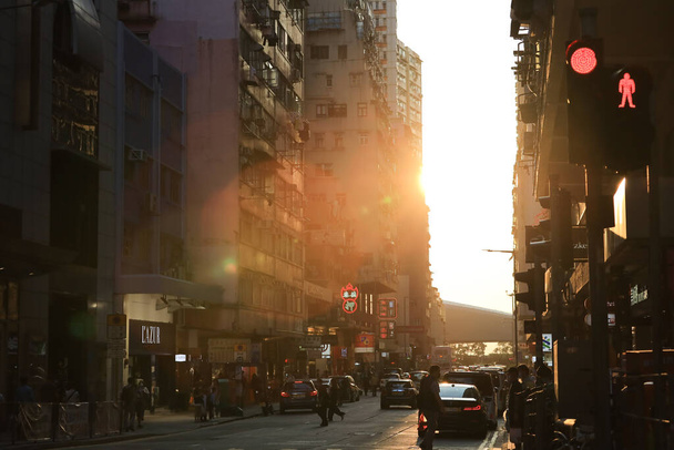 a naplemente az utcán keresztül Midtown Shek Tong Tsui, hk 22 Április 2021  - Fotó, kép