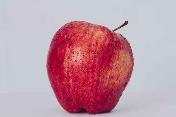 A closeup shot of a fresh red apple on an isolated background - Fotoğraf, Görsel