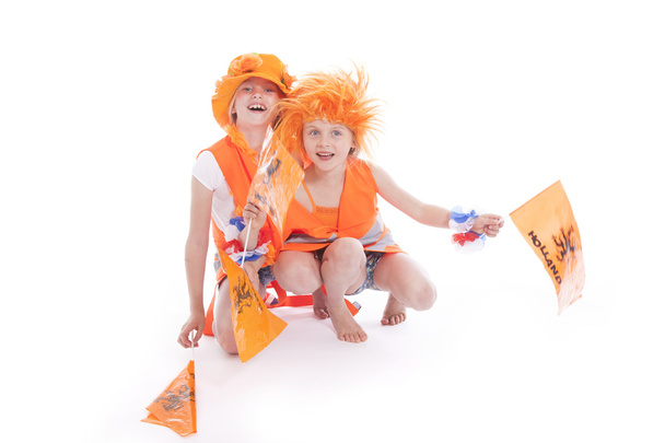 zwei Mädchen im orangefarbenen Outfit jubeln - Foto, Bild