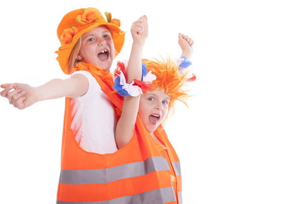 twee meisjes in oranje outfit - Foto, afbeelding