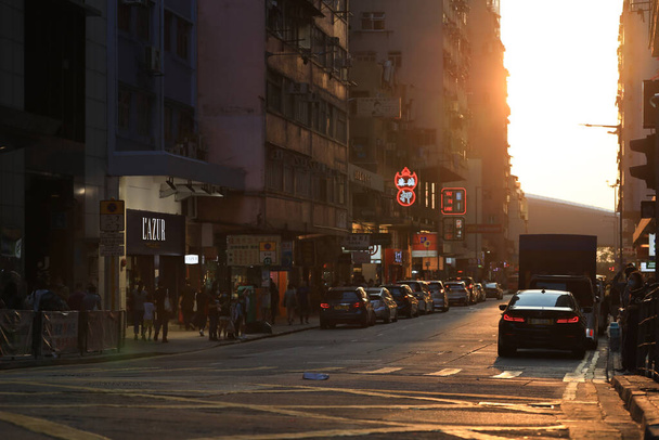 o pôr do sol na rua através de Midtown Shek Tong Tsui, hk 22 abril 2021  - Foto, Imagem
