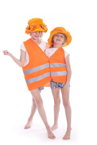 Dos chicas en traje naranja
 - Foto, imagen