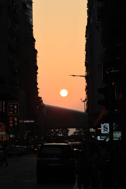 de zonsondergang op straat door Midtown Shek Tong Tsui, hk 22 april 2021  - Foto, afbeelding