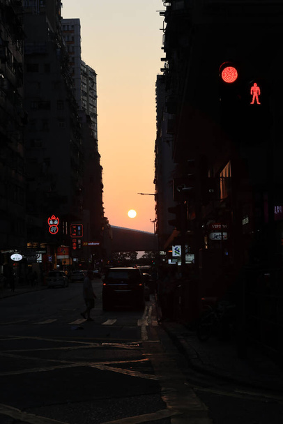 το ηλιοβασίλεμα στο δρόμο μέσω Midtown Shek Tong Tsui, hk 22 Απρίλιος 2021  - Φωτογραφία, εικόνα