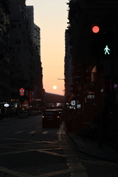 zachód słońca na ulicy przez Midtown Shek Tong Tsui, hk 22 kwietnia 2021  - Zdjęcie, obraz