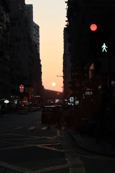 la puesta de sol en la calle a través de Midtown Shek Tong Tsui, hk 22 abril 2021  - Foto, Imagen