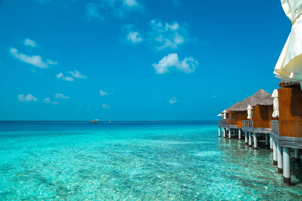 Malediivit paratiisin maisema. Merimaisema vesisäiliöillä, kaunis turkoosi meri ja laguuni vedet, trooppinen luonto. Eksoottinen trooppinen saari ranta tausta. - Valokuva, kuva