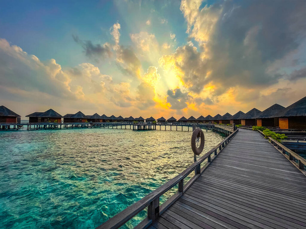 Malediivit paratiisin maisema. Merimaisema vesisäiliöillä, kaunis turkoosi meri ja laguuni vedet, trooppinen luonto. Eksoottinen trooppinen saari ranta tausta. - Valokuva, kuva